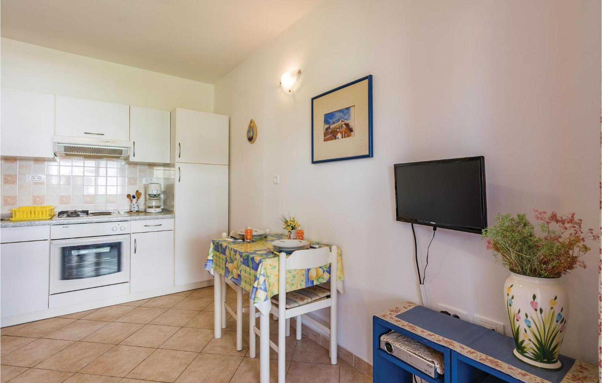 1 Bedroom Lovely Apartment In Rovinj Ngoại thất bức ảnh